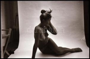 Szolidan erotikus felvételek tétele, 21 db vintage NEGATÍV, amelyek különféle helyszíneken és eltérő...