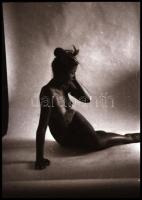 Szolidan erotikus felvételek tétele, 21 db vintage NEGATÍV, amelyek különféle helyszíneken és eltérő...