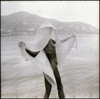 cca 1988 Több fotómodell közreműködésével, különféle helyszíneken készült 7 db vintage NEGATÍV, Mene...