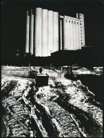 cca 1974 Gebhardt György (1910-1993) budapesti fotóművész hagyatékából, jelzés nélküli vintage fotóművészeti alkotás (Gabonasilók), 23,5x17,8 cm