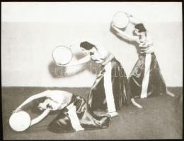 cca 1935 Mozgásművészeti kompozíció, három lány dobbal, 1 db NEGATÍV, 36x46 mm