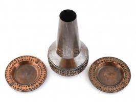 Iparművész rét váza, hozzá két hamutartó. m: 17 cm, d: 10 cm