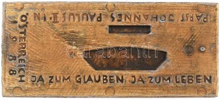 1988 Ausztria, II. János Pál pápa emlékplakett, jelzett, réz, 16x7 cm