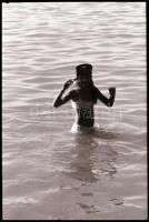 cca 1985 Balatoni vitorlások, fürdőzők, vízi élet, Magyar Alfréd budapesti fotóművész felvételei, 68...