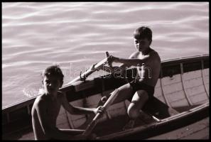 cca 1985 Balatoni vitorlások, fürdőzők, vízi élet, Magyar Alfréd budapesti fotóművész felvételei, 68...