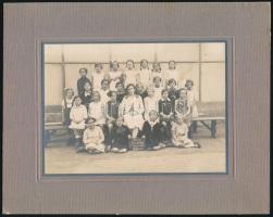 1929 Kelenföldi leányiskola 4. osztálya, Ludwig Károly fényképész pecséttel jelzett vintage fotója, 12x17 cm, karton 19,8x24,8 cm