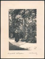 1935 Orphanidesz János (1876-1939) aláírásával jelzett vintage fotóművészeti alkotás, művészfólián keresztül másolva (Séta a parkban), képméret 17x12 cm, papírméret 24x18 cm