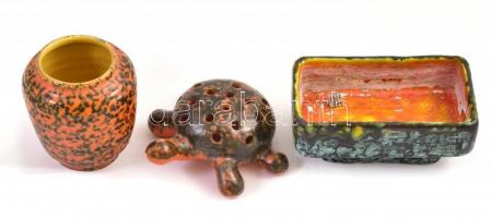 3 db retró mintás mázas kerámia edény (váza, ikebana, teknős formájú füstölőtartó), jelzettek, kopásnyomokkal, a vázán mázrepedésekkel