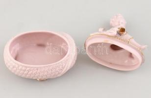 Ékszerdoboz furulyázó kisfiúval díszített Bavaria porcelán. Kézzel festett, aranyozott, jelzett, hib...