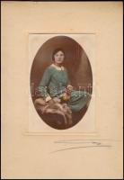 cca 1928 Színezett műtermi fotó rókával, 16x11 cm, karton 29,5x20,5 cm