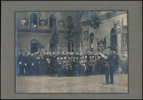 1921 Katonatisztek és civilek közös rendezvényen, datált vintage fotó, 17x23 cm, karton 20,8x29,3 cm