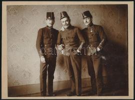 cca 1912 Cimborák mundérban, vintage fotó, 16,5x22 cm, karton 17,8x23,9 cm