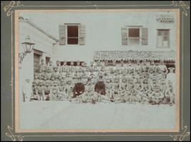 cca 1910 Csoportkép katonákról a laktanya belső udvarán, vintage fotó, 17x23 cm, karton 20,5x28 cm