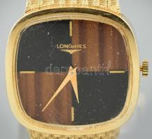 Longines 14K arany, férfi karóra cca 1960, kézi felhúzós szerkezettel. Jelzett tok, szerkezet, 14K jelzett arany Longines szíj. Működő, jó állapotban, számlapon kis kopások. Bruttó 54,3 g, 30x30 mm / 14C gold Longines mens watch. Works well,
