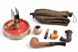 Dohányzással, pipázással kapcsolatos tárgyak (7 db): zománcozott fém hamutál gyufatartóval, fa pipa, 3 db fa pipafej, faragott szipka, bőr dohánytartó szütyő