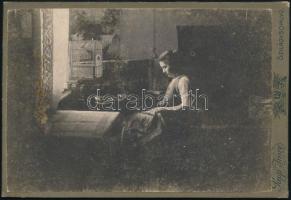 1914 Hölgy hímzés közben, keményhátú fotó Papp Imre szilágysomlyói műterméből, kopásnyomokkal, 10,5×15,5 cm