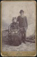 1901 Zsidó házaspár 40. házassági évfordulójukon, keményhátú fotó Zsunk Pál nagyváradi műterméből, kopott, 16,5×10,5 cm