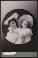 cca 1910 Anya gyermekével, keményhátú fotó Weisz Hugó aradi műterméből, szecessziós hátlappal, 16,5×10,5 cm