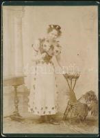cca 1915 Női jelmezben, keményhátú fotó Langer Alajos soborsini műterméből, 16,5×12 cm