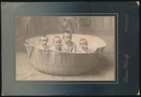 cca 1905 Gyerekek fürdés közben, keményhátú fotó Dapsi Károly máramarosszigeti műterméből, 9,5×14,5 cm