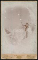 cca 1900 Holdhercegnő, keményhátú fotó Alexander Rosu besztercei műterméből, kopásnyomokkal, 21×13 cm