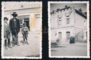 cca 1940 2 db fotó zsidókról, egyiken háttérben Kaszierer Izidor üzlete, egyik foltos, 8,5×6 cm