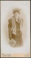cca 1900 Hölgy szőrmével, keményhátú fotó Huszty Zoltán nagykárolyi műterméből, 20×10,5 cm