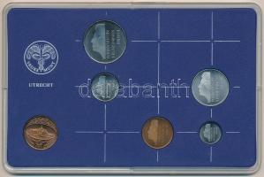 Hollandia 1985. 5c-2 1/2G (5xklf) forgalmi sor műanyag tokban, pénzverdei zsetonnal T:1  Netherlands 1985. 5 Cent - 2 1/2 Gulden (5xdiff) coin set in plastic case and Coin Mint jeton C:UNC