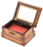 Régi, réz veretes fa varródoboz, tűpárnával, a fedél belsején tükörrel, kopásnyomokkal, 16,5x12x11 c...