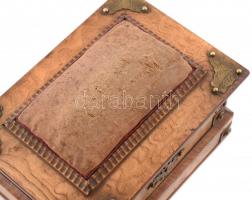 Régi, réz veretes fa varródoboz, tűpárnával, a fedél belsején tükörrel, kopásnyomokkal, 16,5x12x11 c...