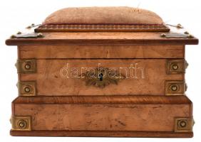 Régi, réz veretes fa varródoboz, tűpárnával, a fedél belsején tükörrel, kopásnyomokkal, 16,5x12x11 c...