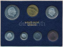 Hollandia 1980. 1c-2 1/2G (6xklf) forgalmi sor tokban, pénzverdei zsetonnal T:1  Netherlands 1980. 1 Cent - 2 1/2 Gulden (6xdiff) coin set in case and Coin Mint jeton C:UNC