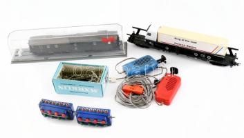Modell vasút szerelvények., Mozdony és kamion szállító, fesztáv: 1,5 cm + kiegészítők és autós játék kiegészítők