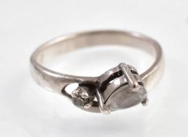 Ezüst(Ag) gyűrű, csepp alakú kővel, jelzett, méret: 52, bruttó: 2,44 g