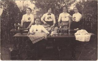 1914 Ozora, varrónők munka közben Singer varrógépekkel. photo (fa)