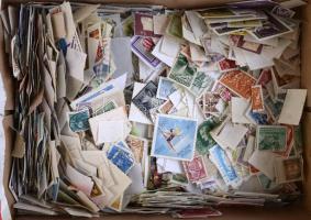 Pár ezer darab magyar pecsételt bélyeg ömlesztve dobozban