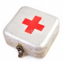 Retró alumínium elsősegély doboz, tartalommal, kopásnyomokkal, 14×14×8 cm