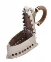 Régi kicsi szenes vasaló, h: 12 cm, m: 15 cm