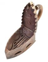 Régi nagy szenes vasaló, rozsdás, h: 22 cm, m: 23,5 cm