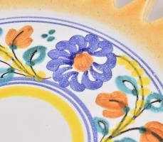 Áttört fali dísztál virágos mintával, mázas kerámia, Tamás Mária Kaposvár 1976 jelzéssel, kisebb máz...