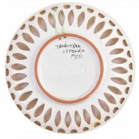 Áttört fali dísztál virágos mintával, mázas kerámia, Tamás Mária Kaposvár 1976 jelzéssel, kisebb máz...