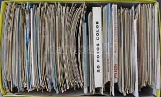 Cipős doboz tele modern képeslapokkal, főleg színes vegyes külföldi városképes anyag, közte kevés ma...