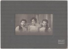 cca 1921 A három grácia, kartonra kasírozott fotó Knebel Jenő cs. és udvari fényképész szombathelyi műterméből, aláírásával, hátoldalon szöveggel, 11×18,5 cm