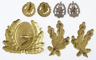 Románia 7db-os sapkajelvény, vállap és fegyvernemi jelvény tétel T:1-,2
Romania 7pcs of military ca...