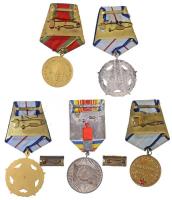 Románia ~1970. 5db-os katonai kitüntetés tétel, közte 1972. "A köztársaság kikiáltásának 25 évf...