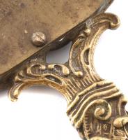 ~1890 Bécsi kézi tükör, bronz, belül törött, kopott, 33x11 cm