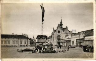 Nagyszalonta, Salonta; megkoszorúzott országzászló, autók, Kiss János, Gerő Blanka, Engel Sándor és Freiberger üzlete / wreathed Hungarian country flag, shops, automobiles (fl)