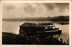 Tisza, Vízimalom (úszó vízi hajómalom) a Tiszán. Falu és Tájképek. Holló Mihály kiadása / floating ship mill