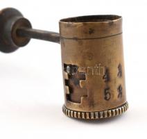 Régi réz lőpor adagoló, fa nyéllel, kopásokkal, h: 13 cm