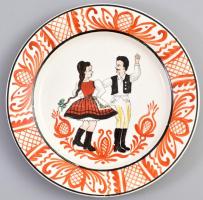 Porcelán fali tányér néptáncos motívummal, Józsa János Korond jelzéssel, kézzel festett, kis kopásokkal, d: 22 cm